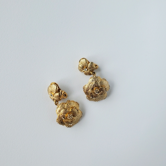 Clip-On Drop Earrings Flower Hammered Gold Tone and Rhinestones Vintage Look - Picture 3 of 4